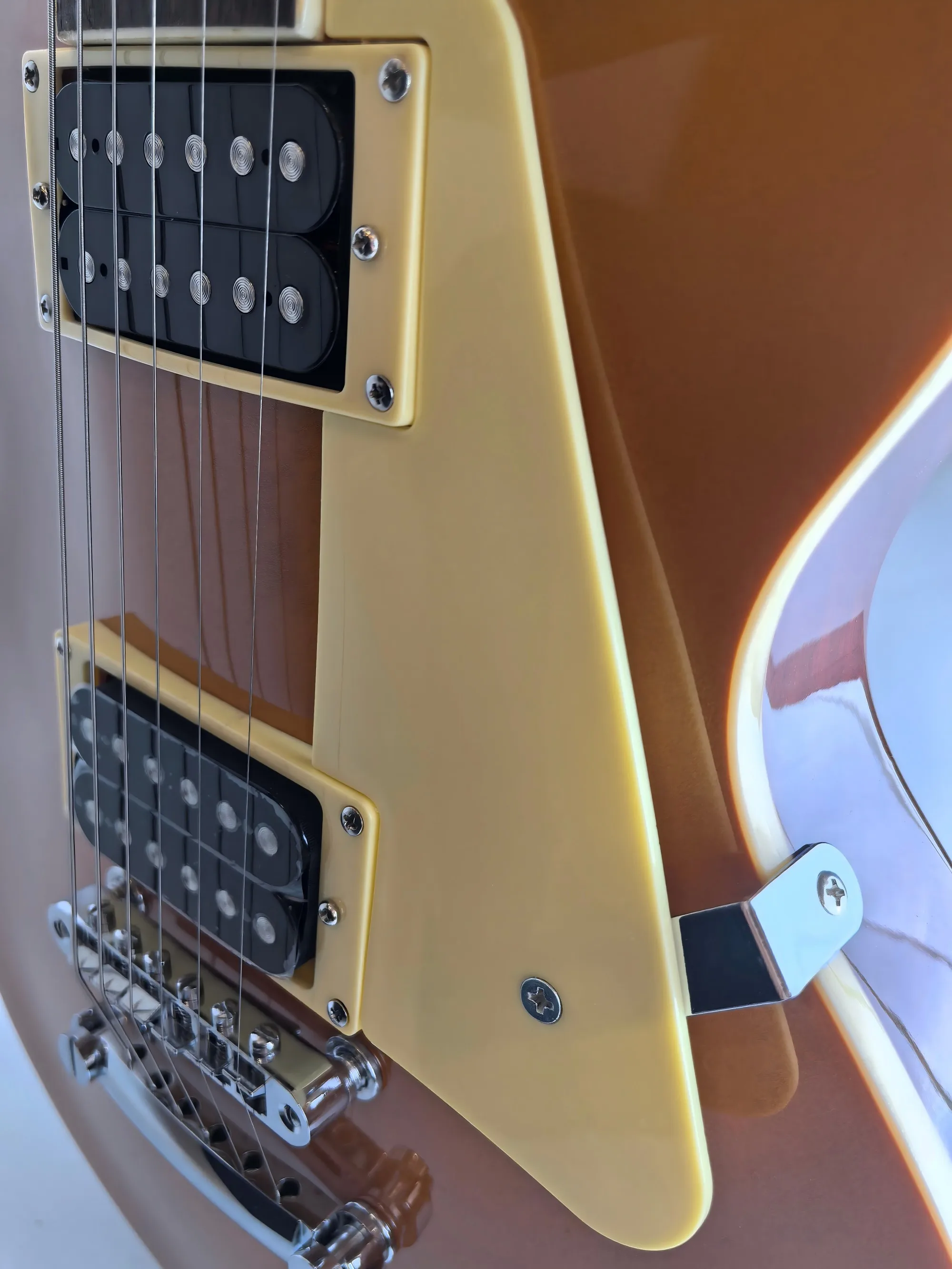 Factory direct sale, 22-tone golden Augustman 6-string electric guitar, in stock, stainless steel tone wire, can be customized.