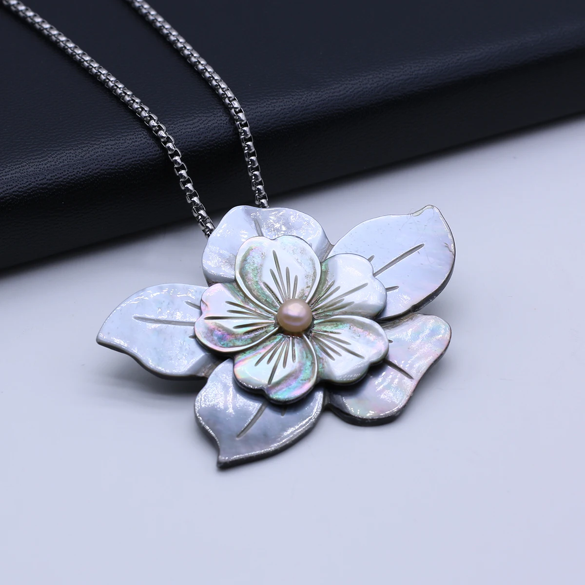 Flower Shape Black Shell White Shell Pendant Natural Freshwater Shells Mother of Pearl Shell Pendants Stainless Steel Necklace