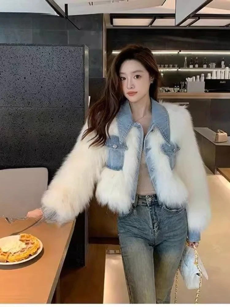 سترة نسائية شتوية من قماش الدنيم الصناعي الهجين سترة قصيرة سترة صغيرة منتفخة معطف أبيض من الفرو الدنيم بياقة جيب