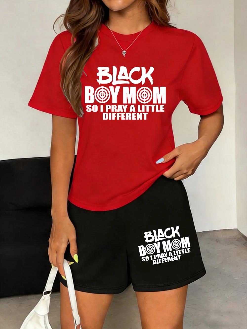 

Женский летний комплект из двух предметов: футболка с принтом I Pray A Little Different и шорты с высокой талией, оверсайз, с карманами