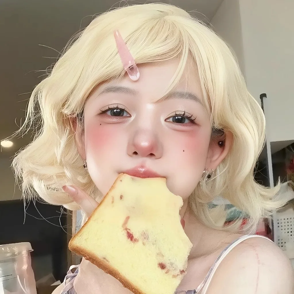 

Синтетические женские короткие кудрявые волосы белого блонд-оттенка, имитирующие естественные, с эффектом омоложения, милые, короткие, натуральные.