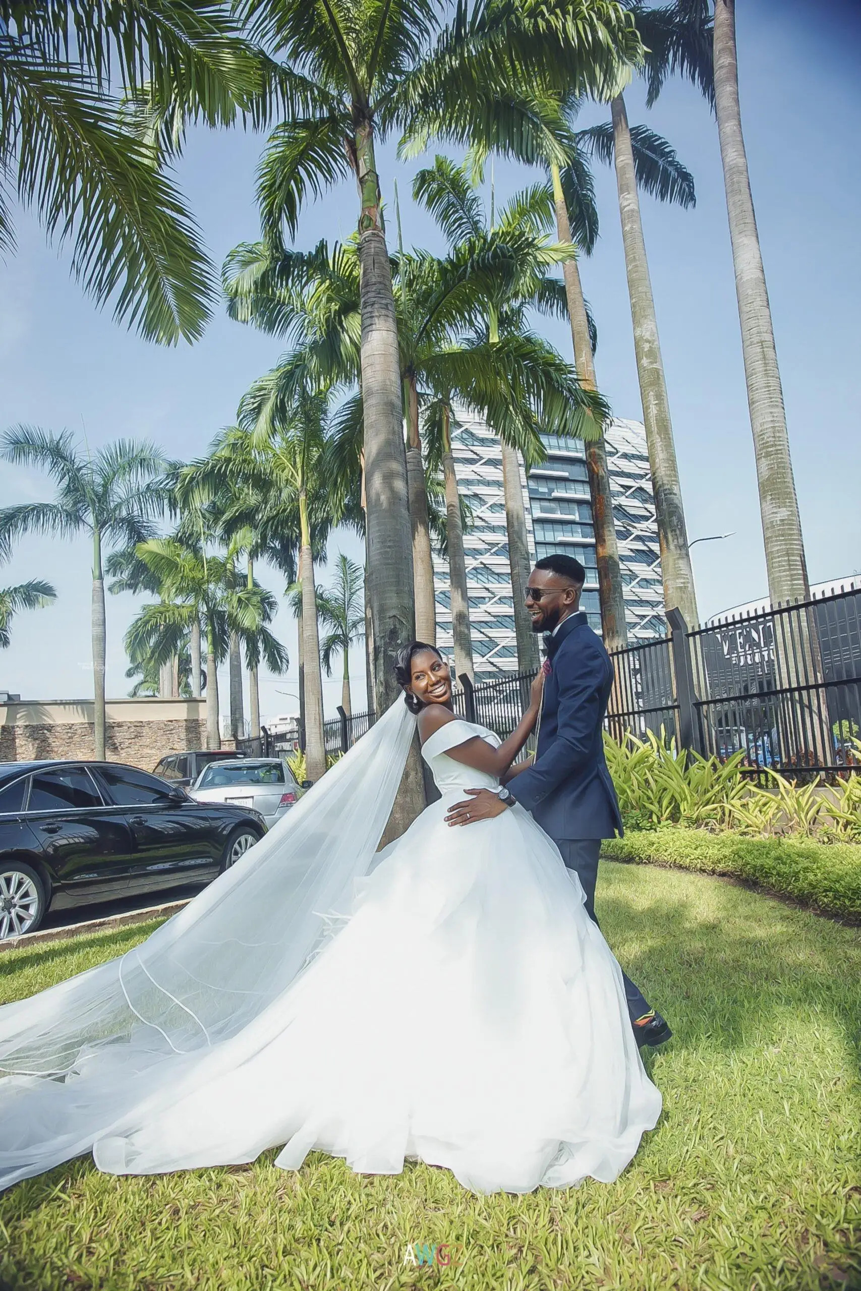 Vestidos de novia de princesa personalizados con hombros descubiertos para mujer, vestidos de novia negros de talla grande con volantes escalonados, falda con corsé en la espalda