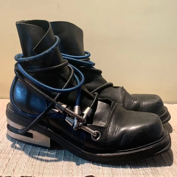 

Черные винтажные короткие ботинки с ремешком на щиколотке, декоративные полусапожки с крючком для скалолазания, осень 2023, новые ботинки унисекс в стиле панк на металлическом каблуке до середины икры