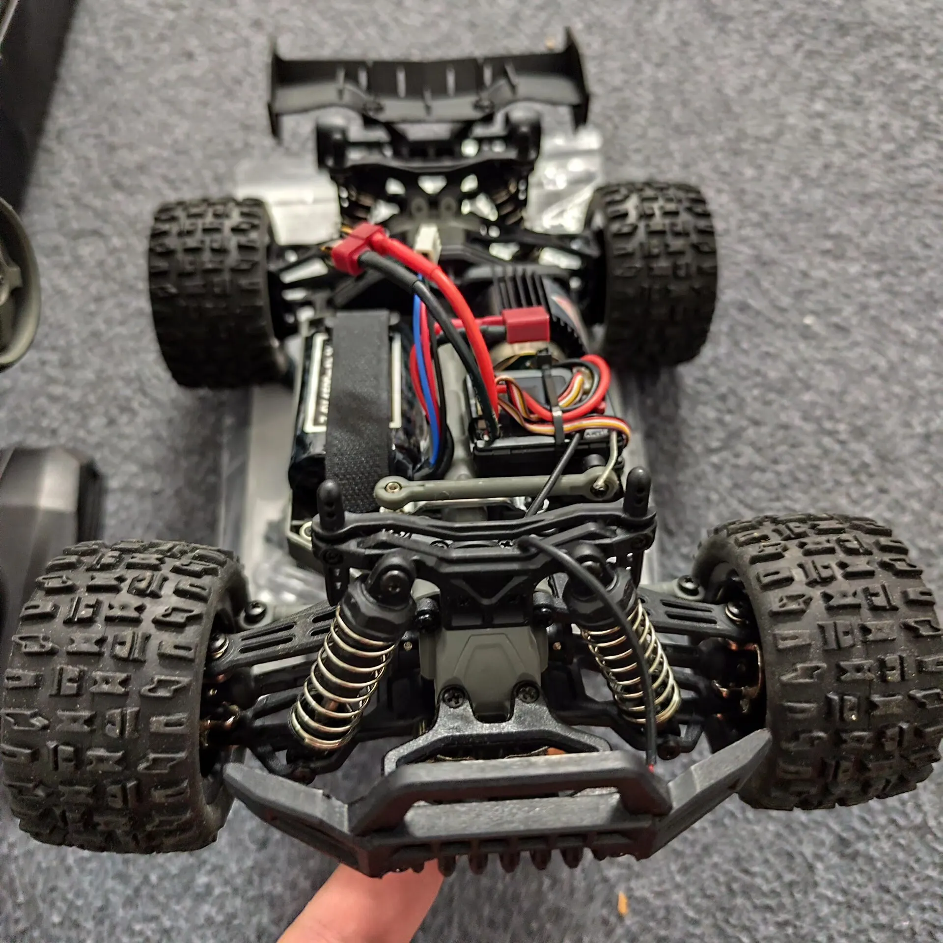 Voiture RC C8810 1/18, voiture télécommandée à grande vitesse 4WD 28 km/H, véhicule tout-terrain avec lumière LED et brosse en carbone, modèle de moteur, jouet cadeau