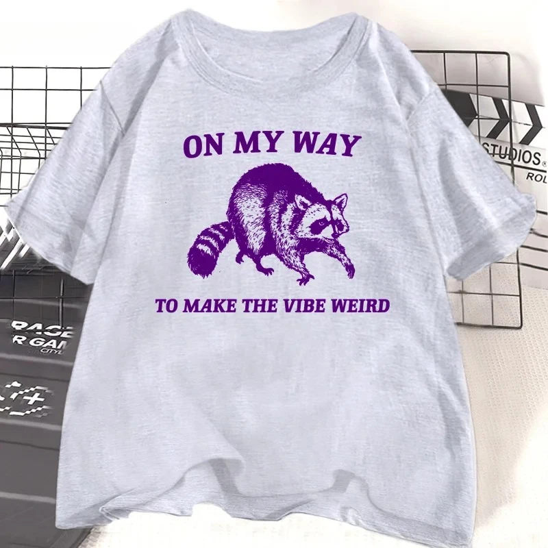 เสื้อยืดลายแรคคูนสุดแปลก On My Way To Make The Vibe Weird สำหรับผู้หญิง เสื้อยืดแขนสั้นลายกราฟิก เสื้อผ้าผู้หญิง