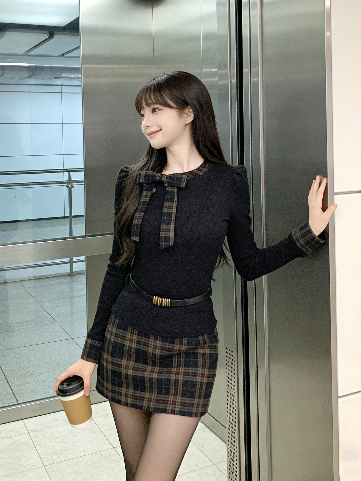 

Осенне-зимний комплект из двух предметов: вязаный топ с узлами и облегающая юбка в клетку в ретро-стиле.