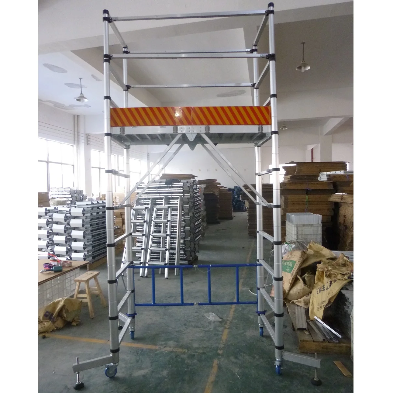 

Folding Retractable Aluminum Telescopic Scaffold Ladder
