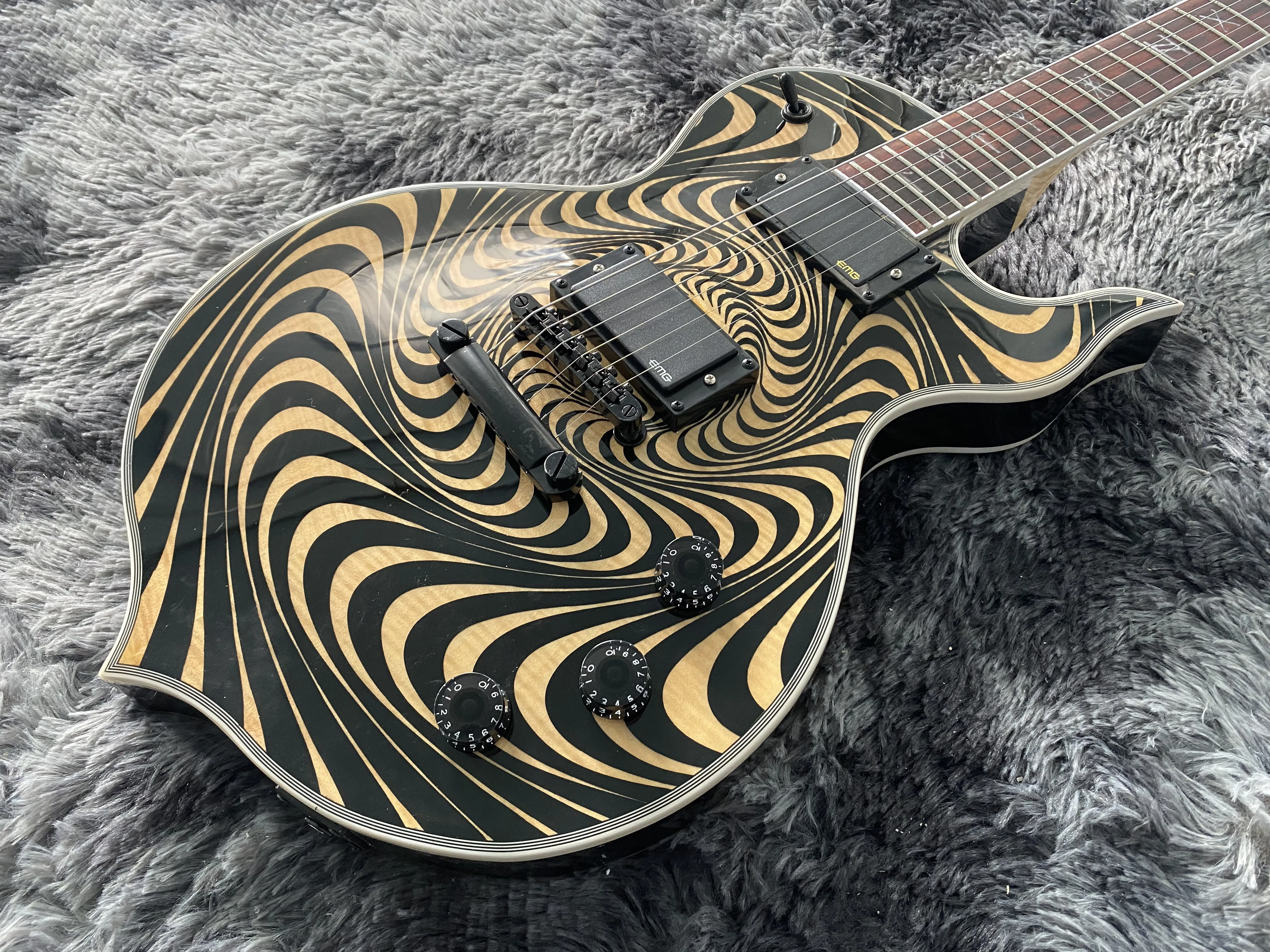 China electric guitar Black yellow circle Black psychedelic circle Factory direct sales can be customized Free shipping