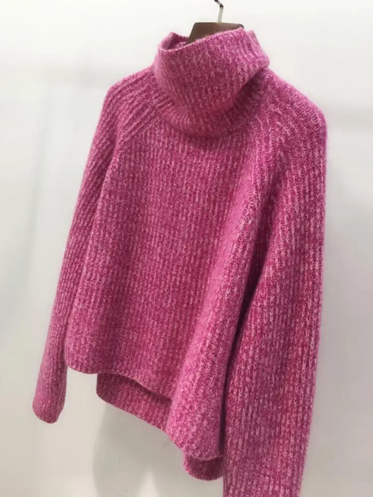 Gentle, sweet, lazy style, high-end design sense, European goods, pink high necked knitted sweater, raccoon plush sweater, women