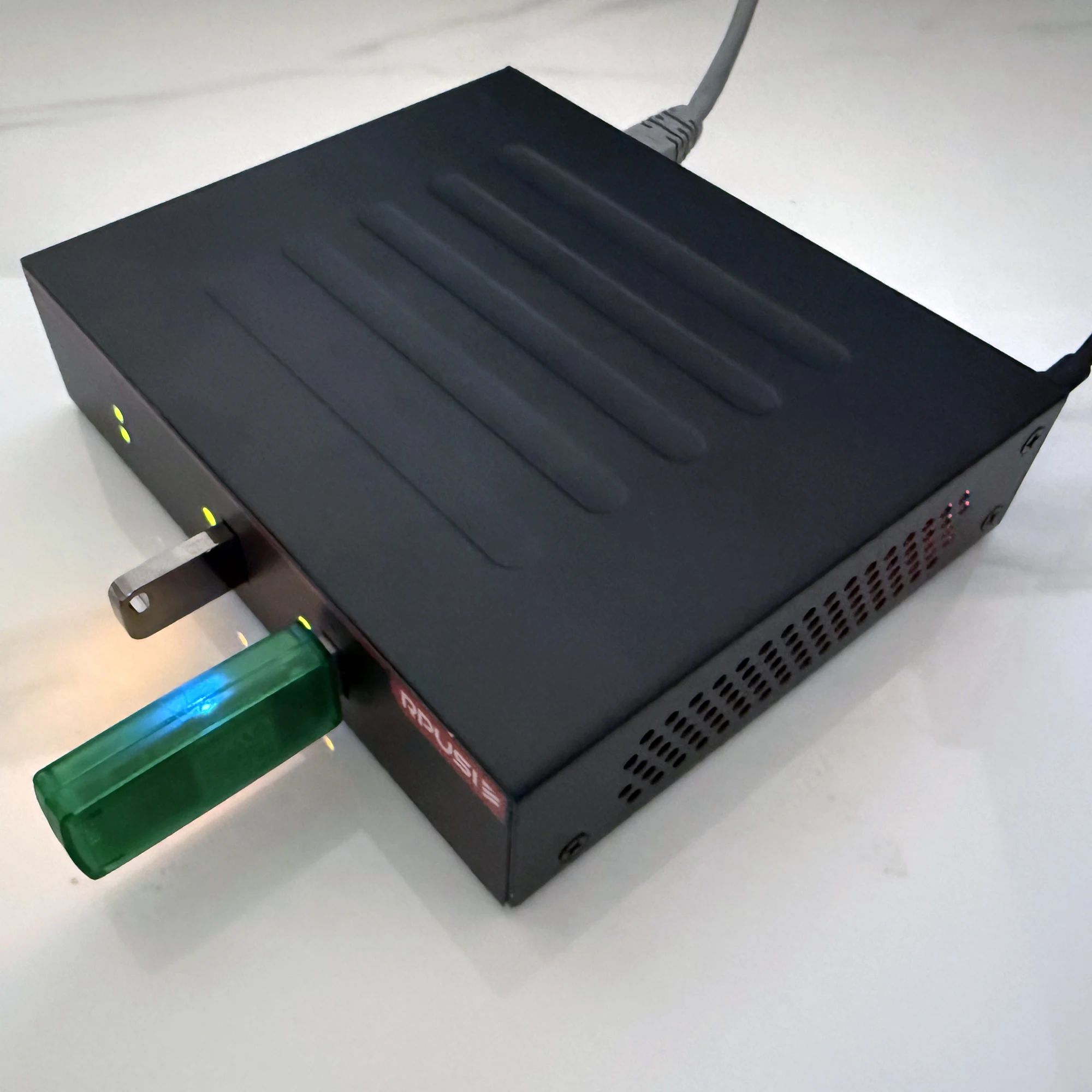 Digi Anywhere USB2 Plus AW02-G300 Hub Server Ukey مع VMware