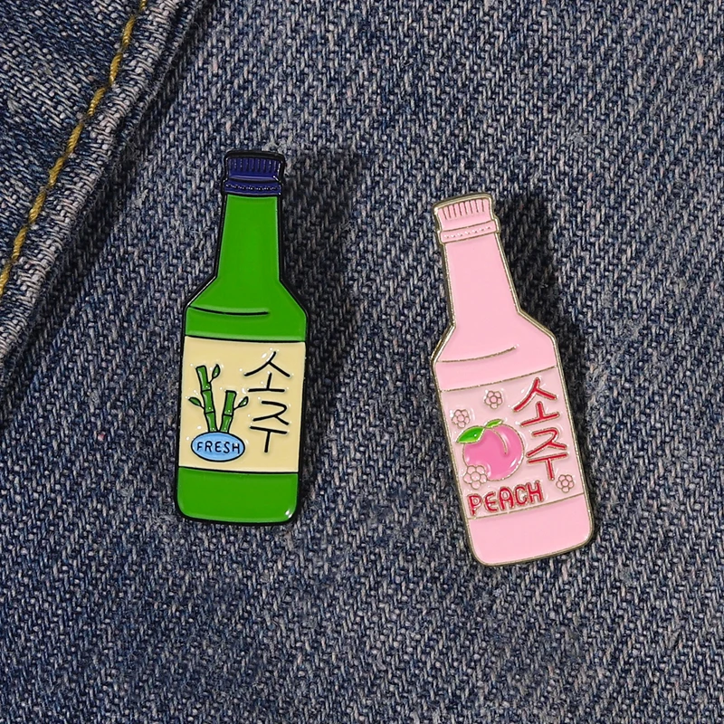 Soju spilla smaltata corea spilla da vino distintivo Cartoon Peach Fresh Bottle Pin k Green risvolto maglione cappello gioielli regalo