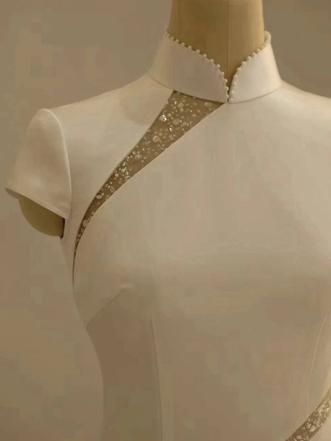 エレホワイトレースホローアウトドレレトロチャイニーズスリーブリッチガールファッションデザインシンプルカラーロングスリーブドレス