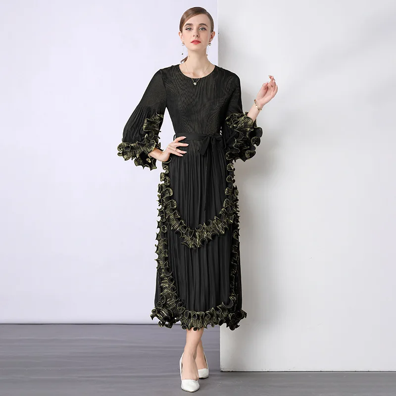 Vestido Solto com Detalhes em Ouro e Borda em Madeira, Estilo Saia de Camadas com Cintura Alta, Manga Longa para Outono