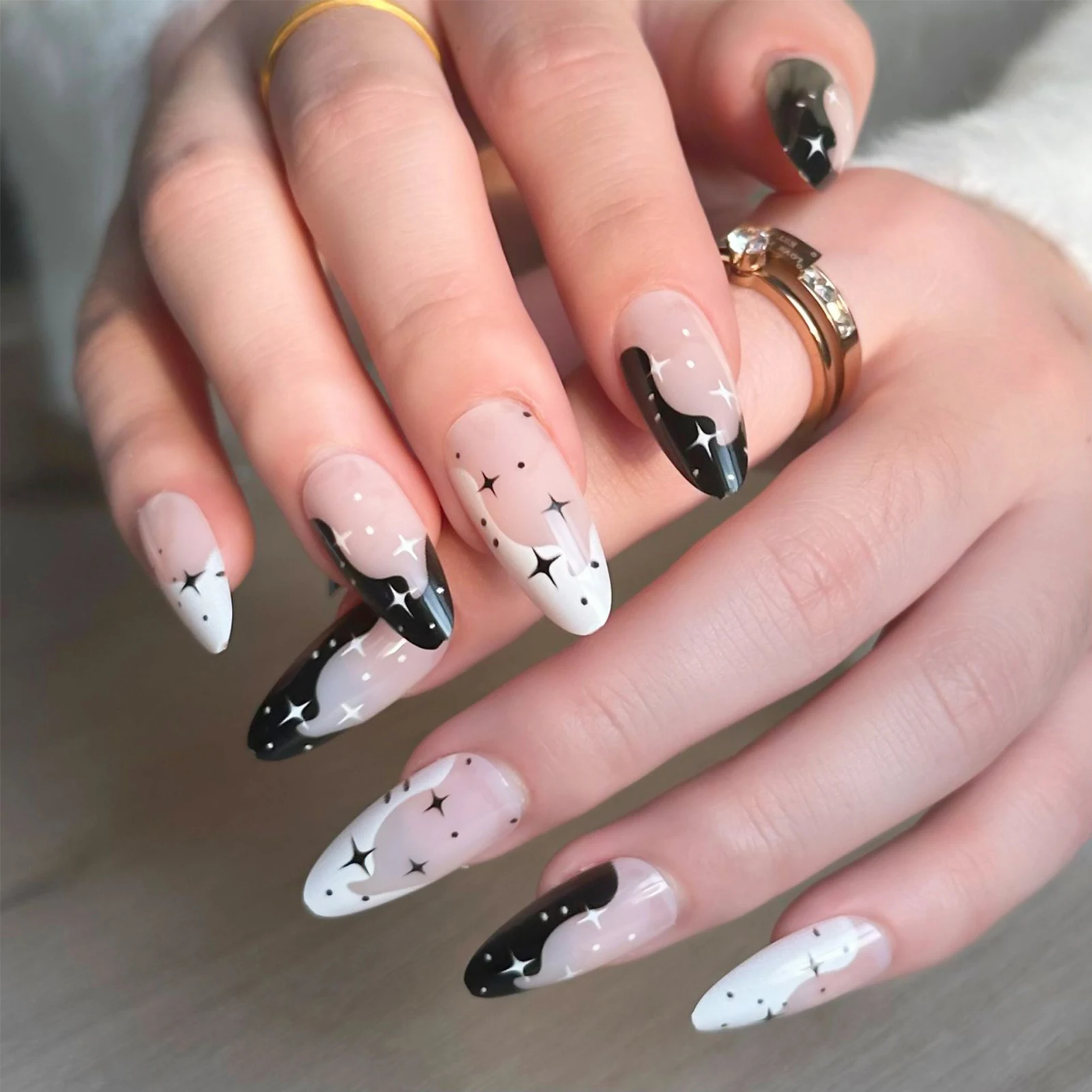 24pcs Simple Balck White False Nails Glitter Stars Designs Glossy Press On Nails Detachable Almond Fake Nail For Halloween