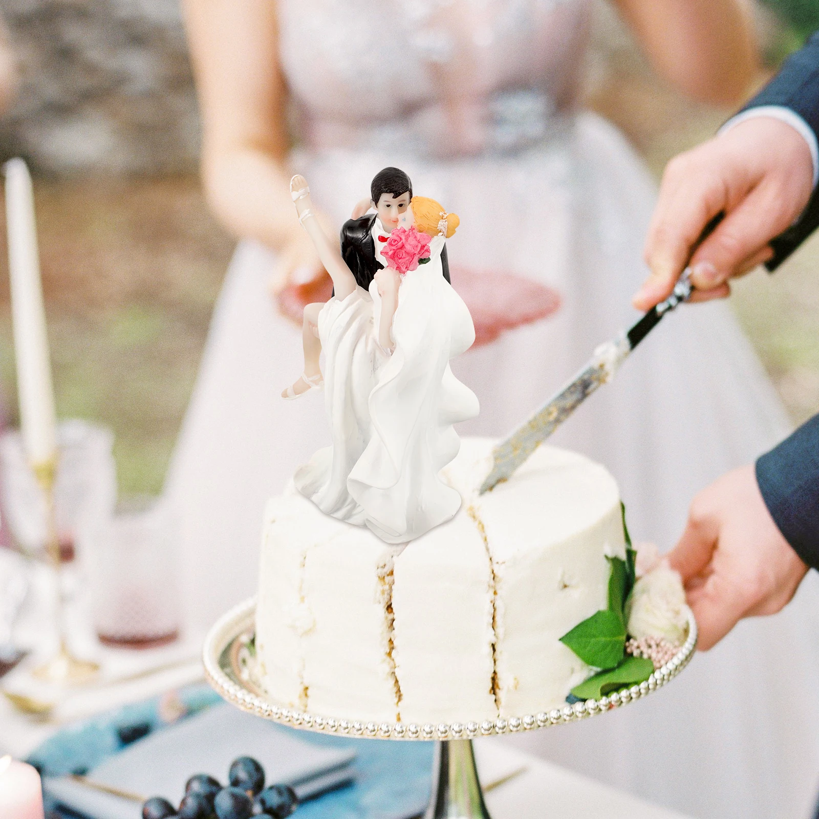 

Resin Wedding Couple Statue Home Decor Desktop Decoration for Valentine's Day Anniversary Gift Bridal Shower Party Favor