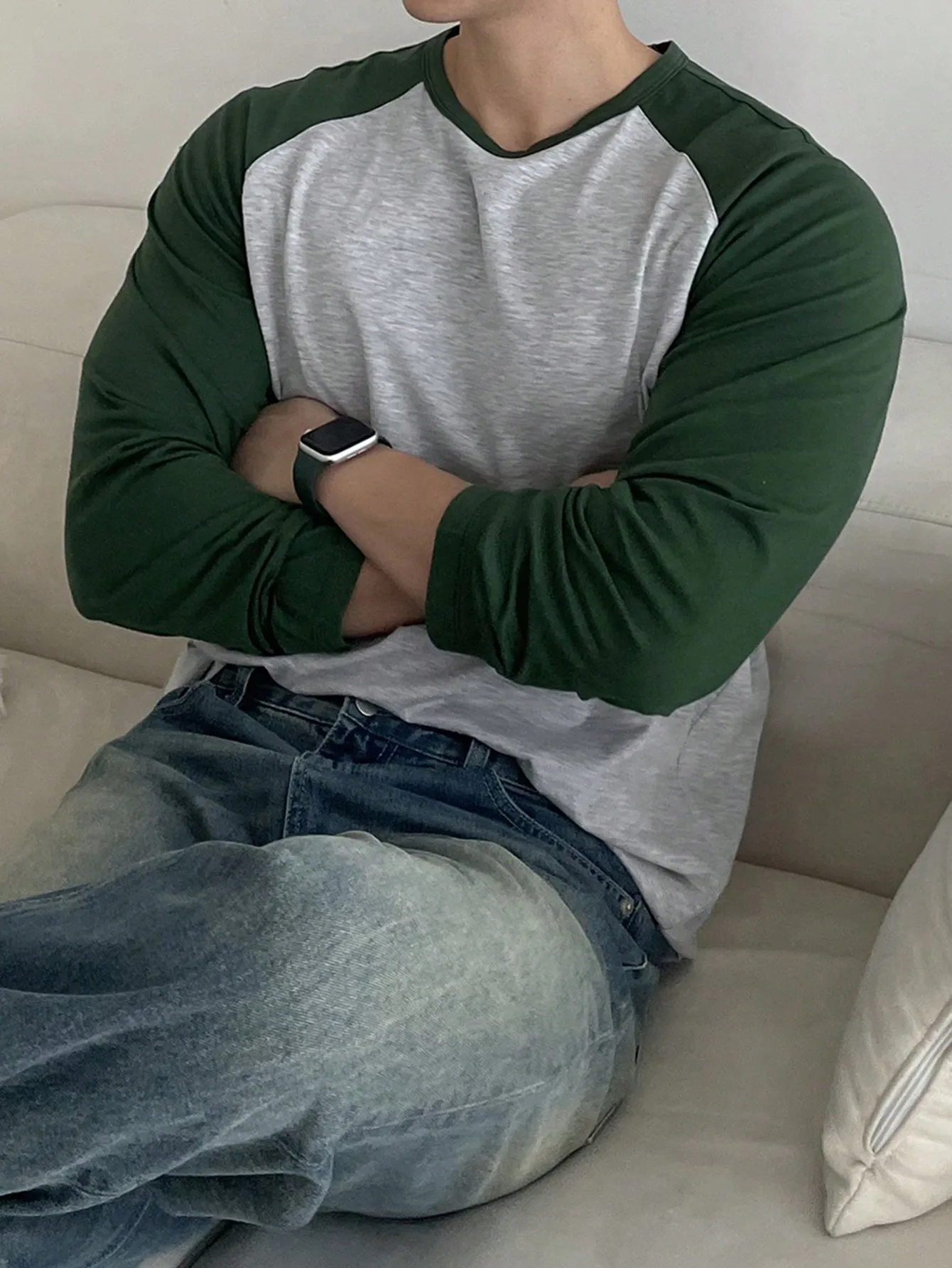 

Мужская футболка с длинным рукавом реглан в стиле колорблок - серый и темно-зеленый, для повседневной носки