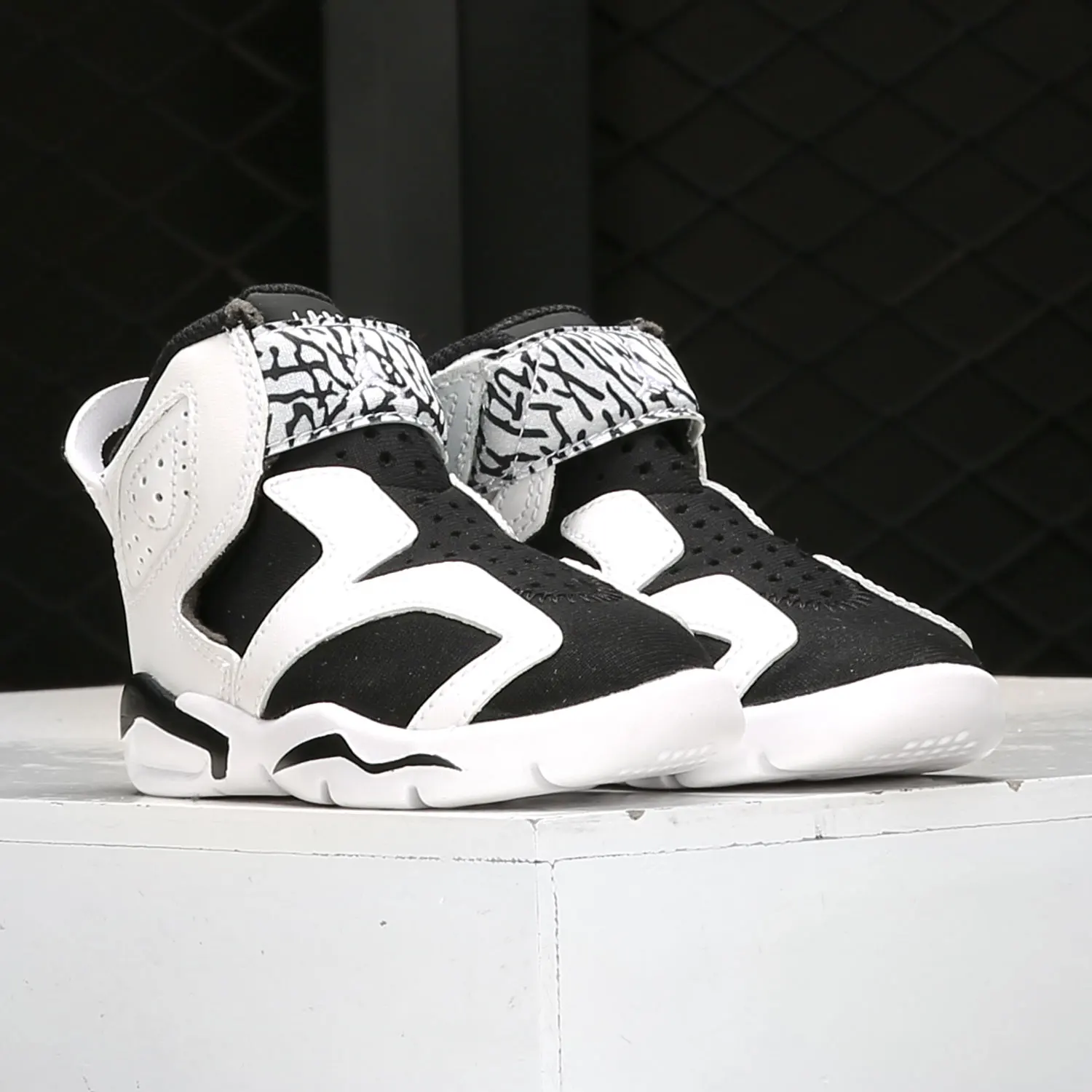 حذاء كرة السلة Nike الأصلي AIR JORDAN 6 للأطفال الصغار طبق الأصل من الفيلكرو CT4417-100 #1