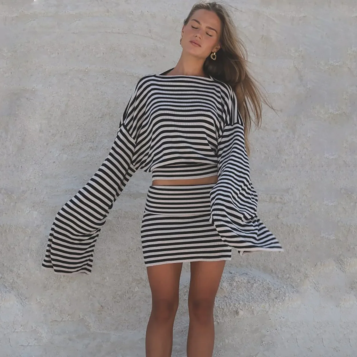 

Женский вязаный полосатый свитер, свободный пуловер с длинными рукавами и круглым вырезом, короткая юбка с запахом на бедрах, повседневный комплект в уличном стиле