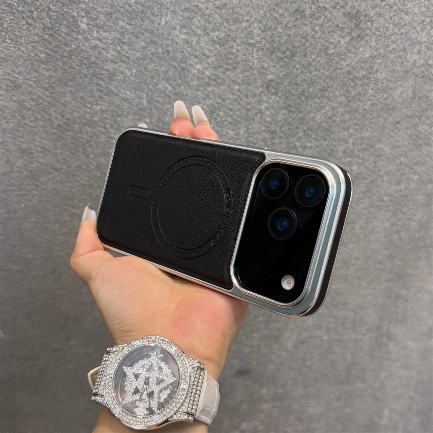 Luksusowe skórzane etui magnetyczne na telefon iPhone 17 16 18 Pro Max z platerowaną ramką, oryginalne magnesy biznesowe, obudowa odporna na wstrząsy z funkcją ładowania. — zdjęcie produktu 2