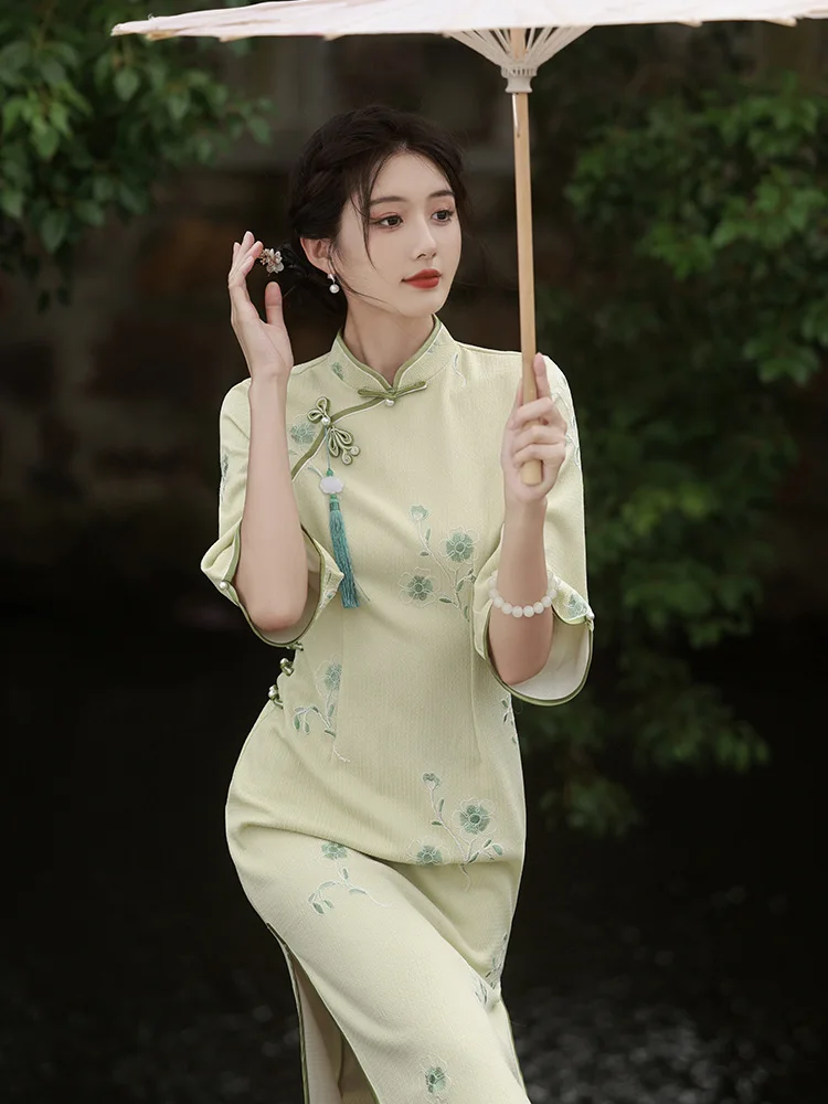 Traditional Oriental Mandarin Collar Flare Sleeve Embroidery Chiffon Cheongsam Elegant Chinese Mid-Length Lace Qipao