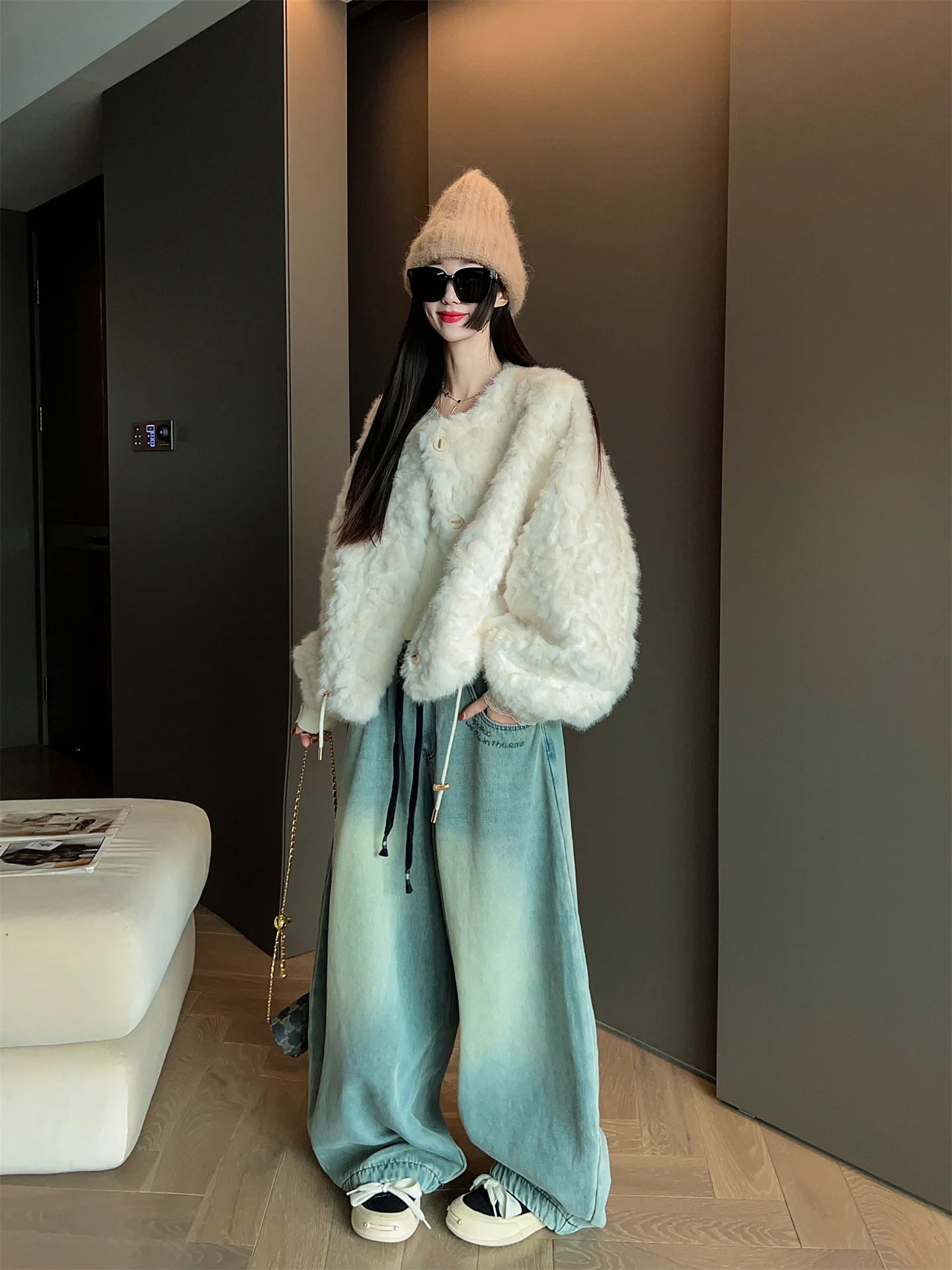 

Модная женская зимняя шуба 2025 года: новая, свободного кроя, стройнящая, универсальная, из кожи и меха, короткая верхняя одежда в повседневном стиле