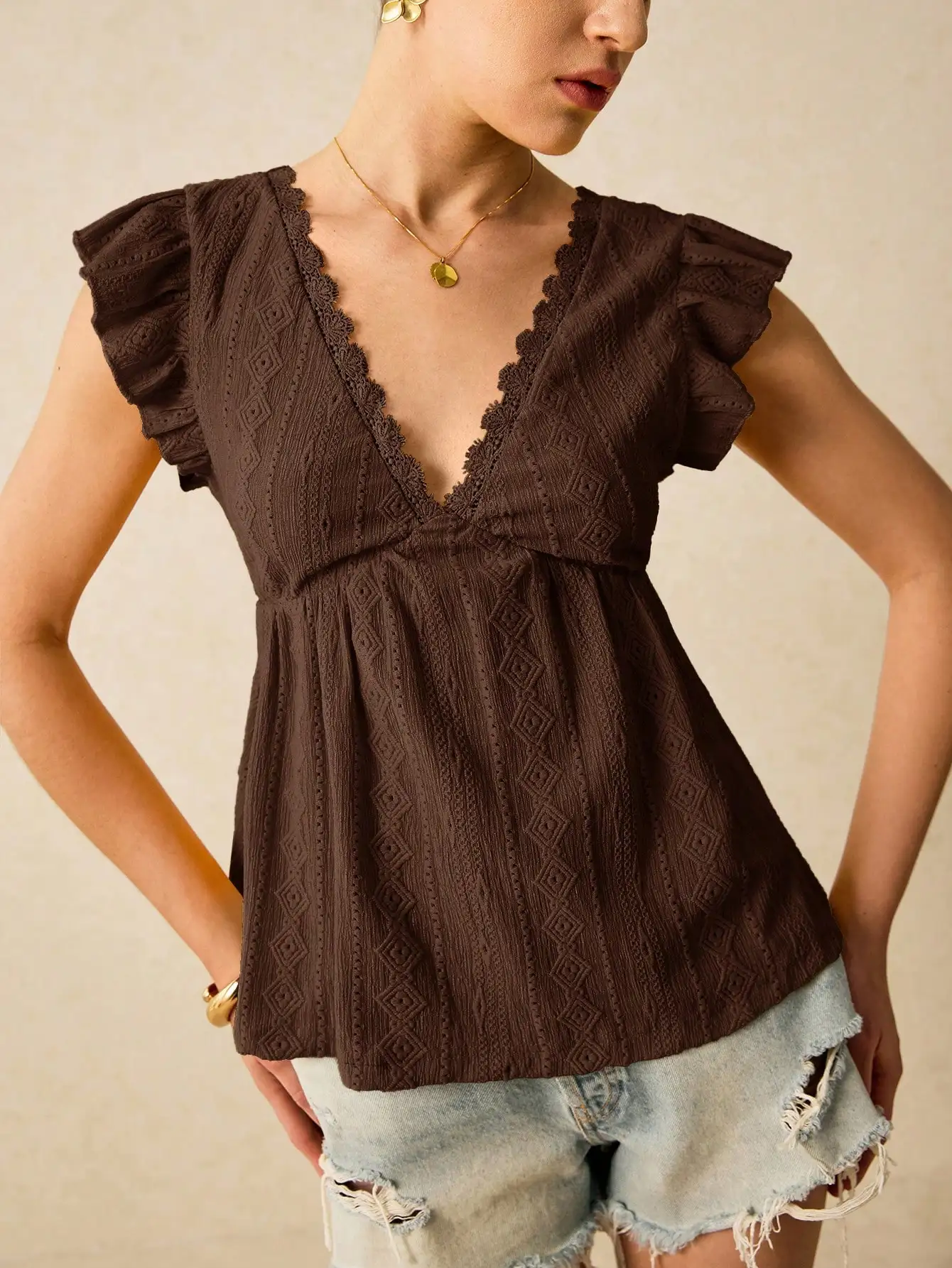 

Коричневая блузка с V-образным вырезом, рюшами на рукавах и геометрическим жаккардовым узором