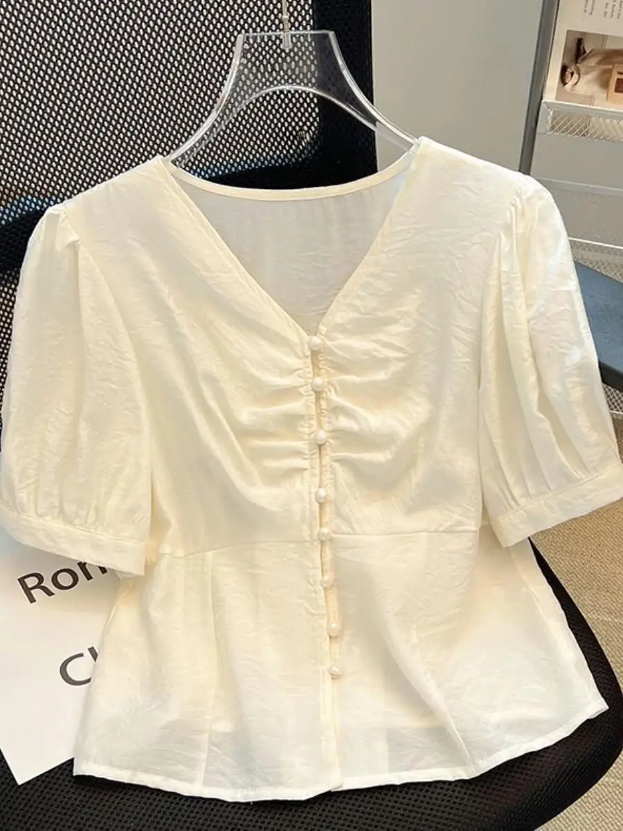 camisa-feminina-de-verao-2026-com-manga-curta-fina-decote-v-manga-bufante-e-bolso-quadrado-–-estilo-Unico-e-elegante