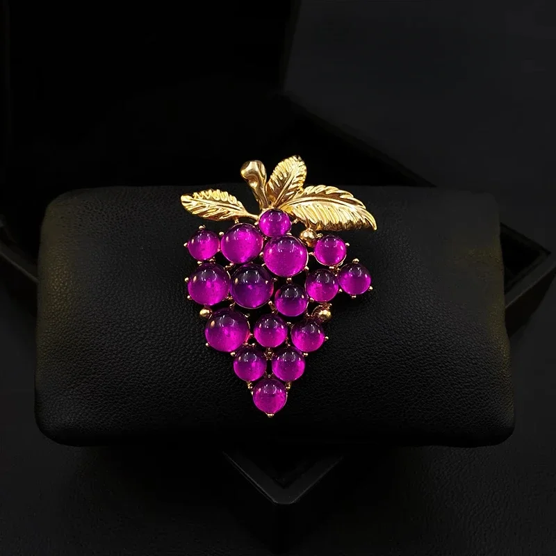 Vintage Grape Brooch for Women Sexy Shirt Luxury Purple Fruit Lapel Pins Suit Buckle Crystal Jewelry Clothing Accessories 1823