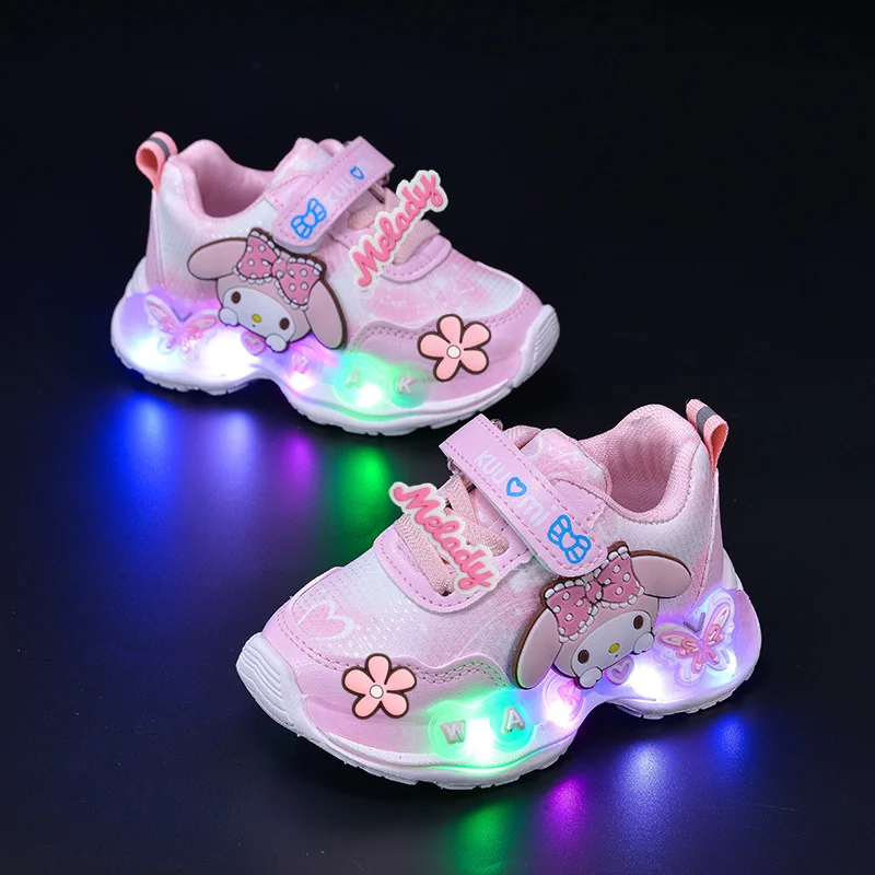 

Кроссовки Kuromi для весны и осени, новые модные повседневные туфли для девочек, кроссовки Hello Kitty с подсветкой, детские кроссовки с LED-подсветкой.