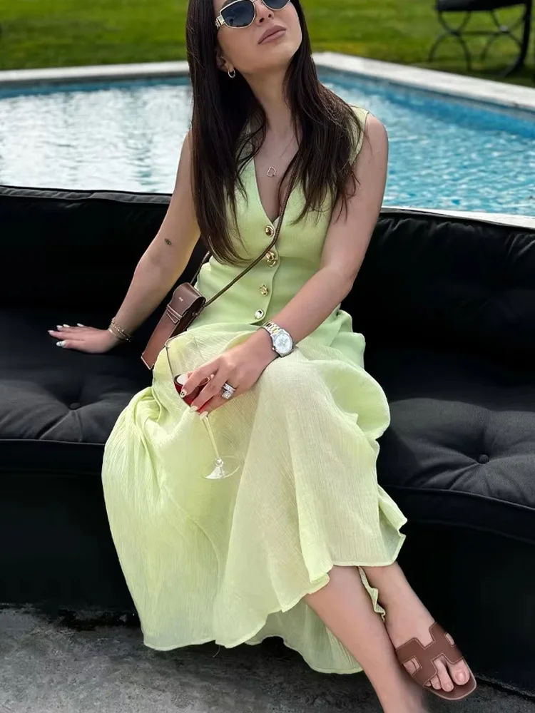 Elegancki letni zestaw damski: dzianinowa, dopasowana kamizelka bez rękawów z dekoltem w serek zapinana na guziki + modna długa spódnica z wysokim stanem, łączona z zamkiem błyskawicznym.