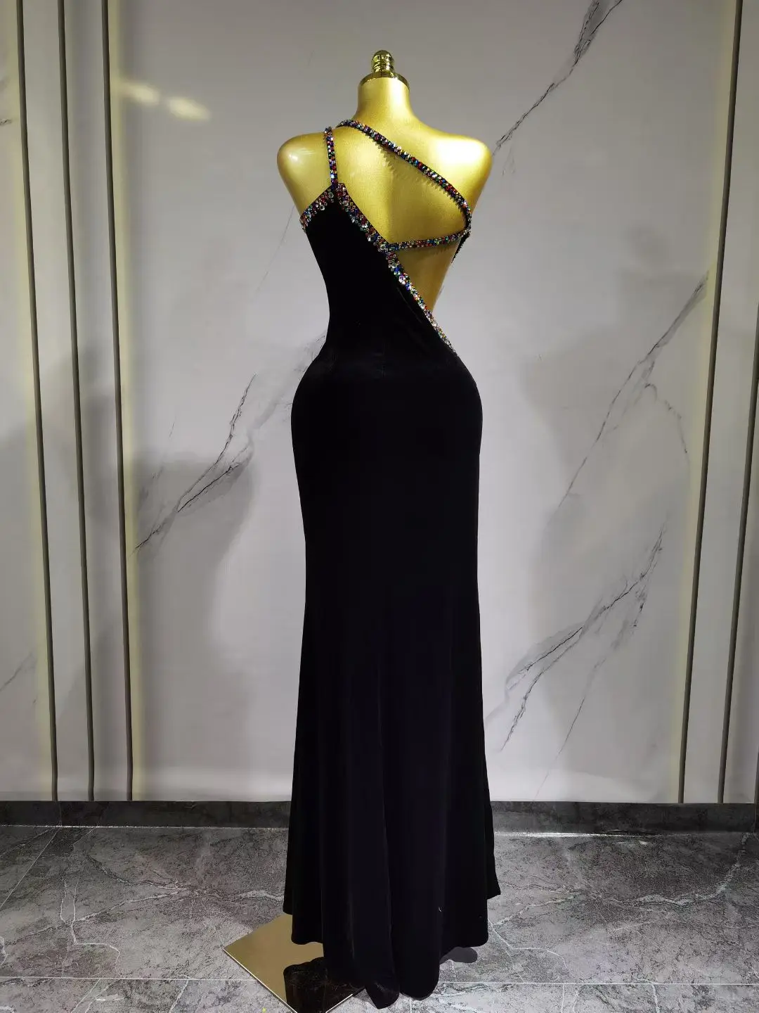 Elegancka, dopasowana sukienka w kolorze czarnym z paskiem, idealna na przyjęcia, kolacje, występy sceniczne i spotkania firmowe Y033