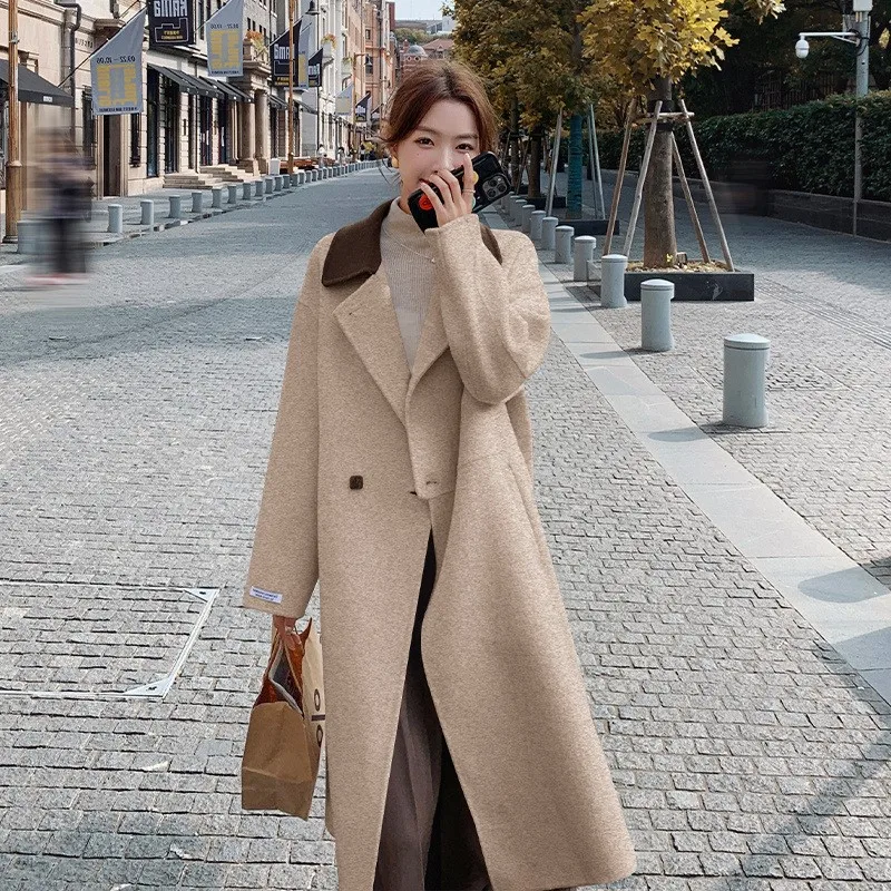 A two-tone lapel elegant long double-breasted loose and stylish double-sided tweed coat for women