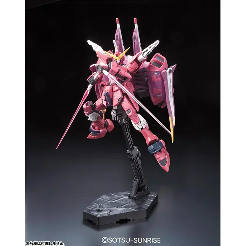 Bandai-figura de acción de Gundam RG 1/144, figura de acción de la justicia, modelo de juguete, adornos de colección, regalos, Original, en Stock