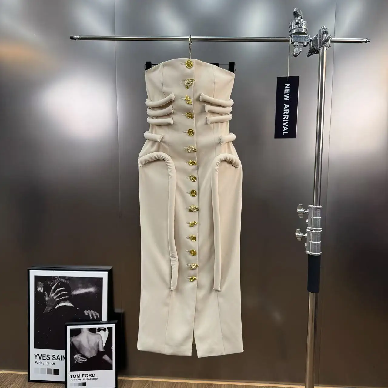 2025年冬新作 フレンチニッチデザイン プリーツロングドレス ウエストシェイプ ヘビーボタン ストラップレスドレス パーティードレス レディース