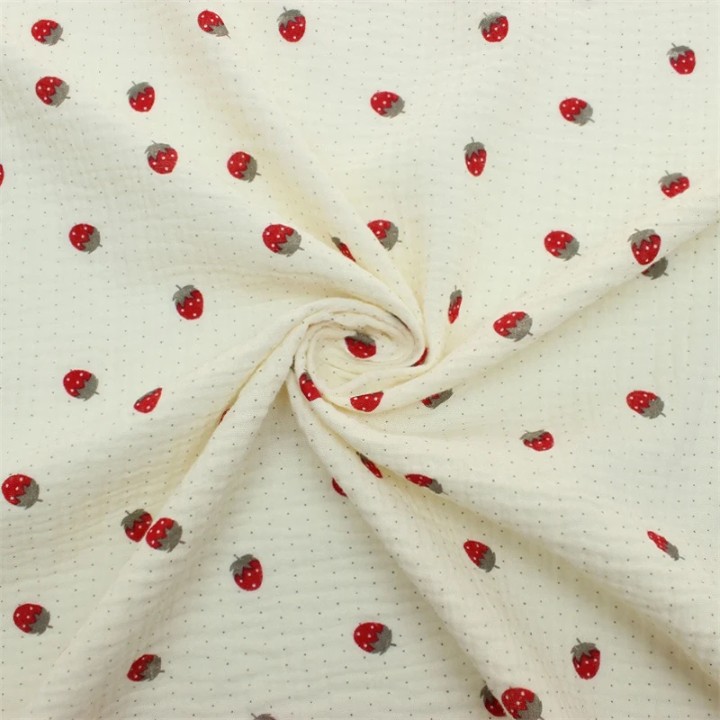 

100x135cm Double Layer Cotton Crepe Cloth Small Strawberry Print Fabric For Diy Sewing Dress Infant Clothes Small Blanket