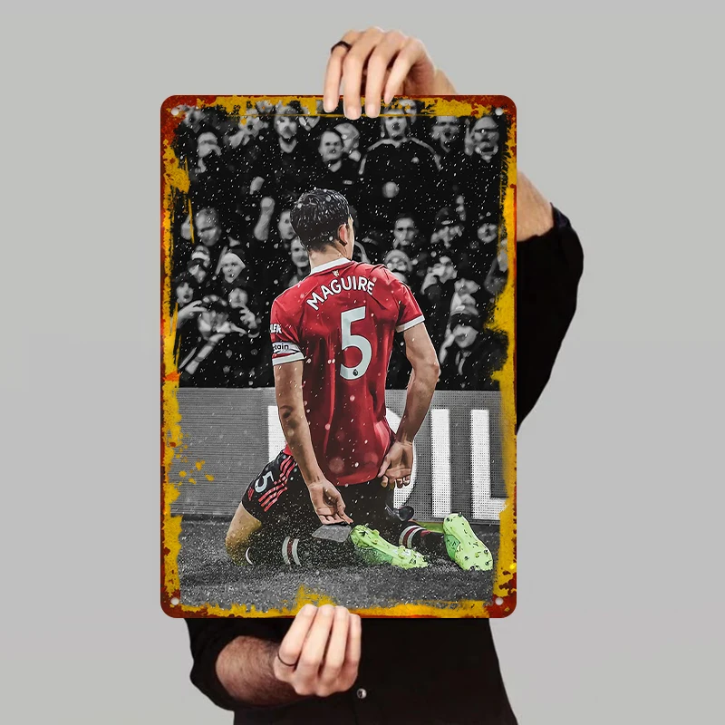 Manchester United Maguire número 5 Jersey rojo vista trasera lluviosa tema de fútbol cartel decorativo de estaño de Metal arte de pared