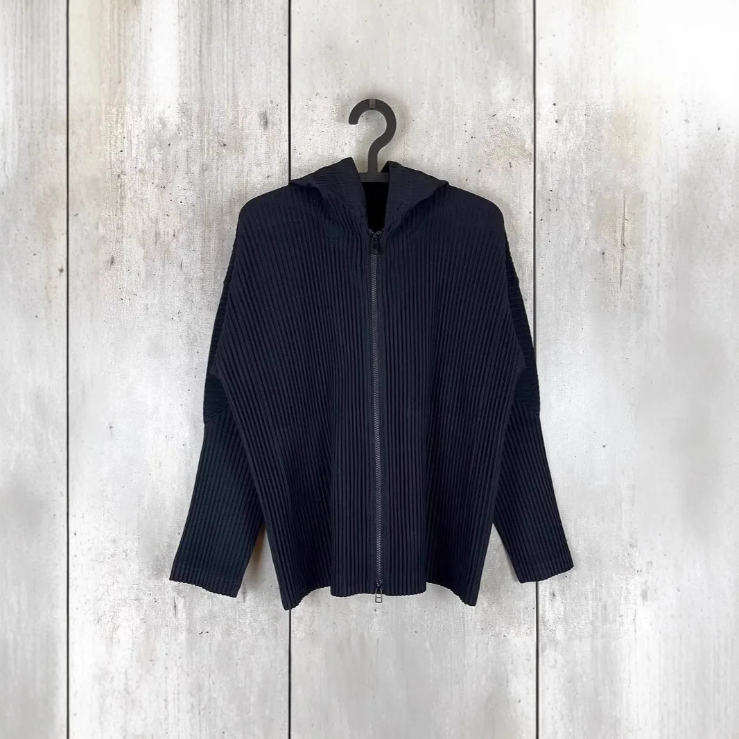 Miyake Nuovo 2025 Giacca cardigan con cerniera pieghettata da uomo Moda Felpa con cappuccio a pieghe Giacca maglione Piega allentata Casual Autunno e inverno