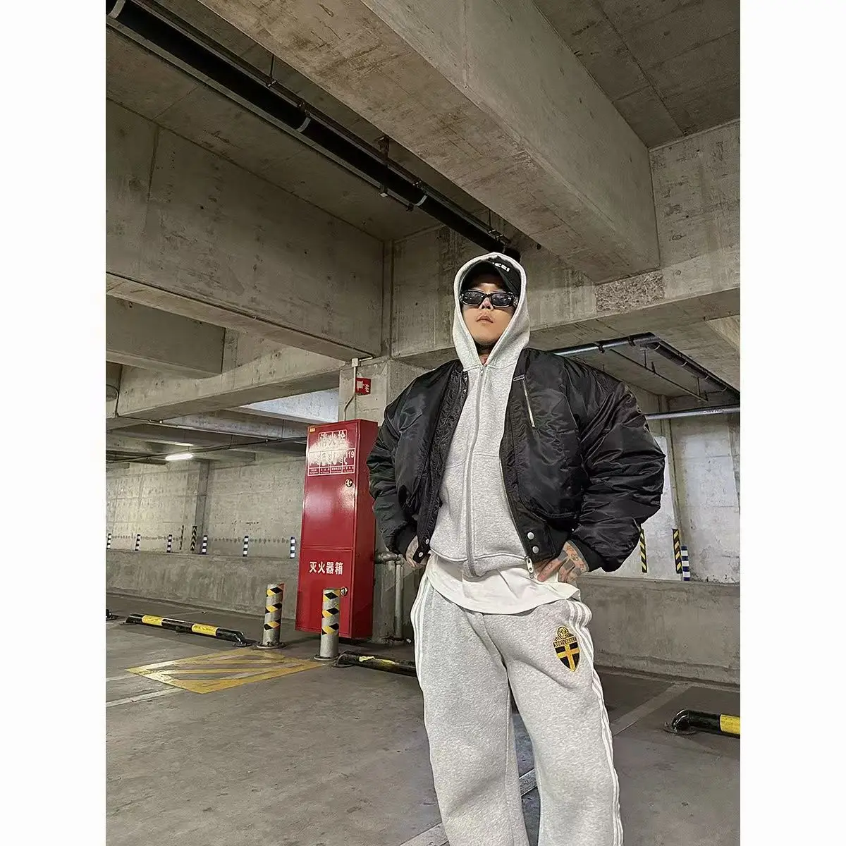 Conjunto de suéter con capucha y cremallera bordada a rayas Retro a la moda, conjunto de dos piezas para hombre, suéter de gran tamaño bordado con capucha a la cadera, conjunto para hombre