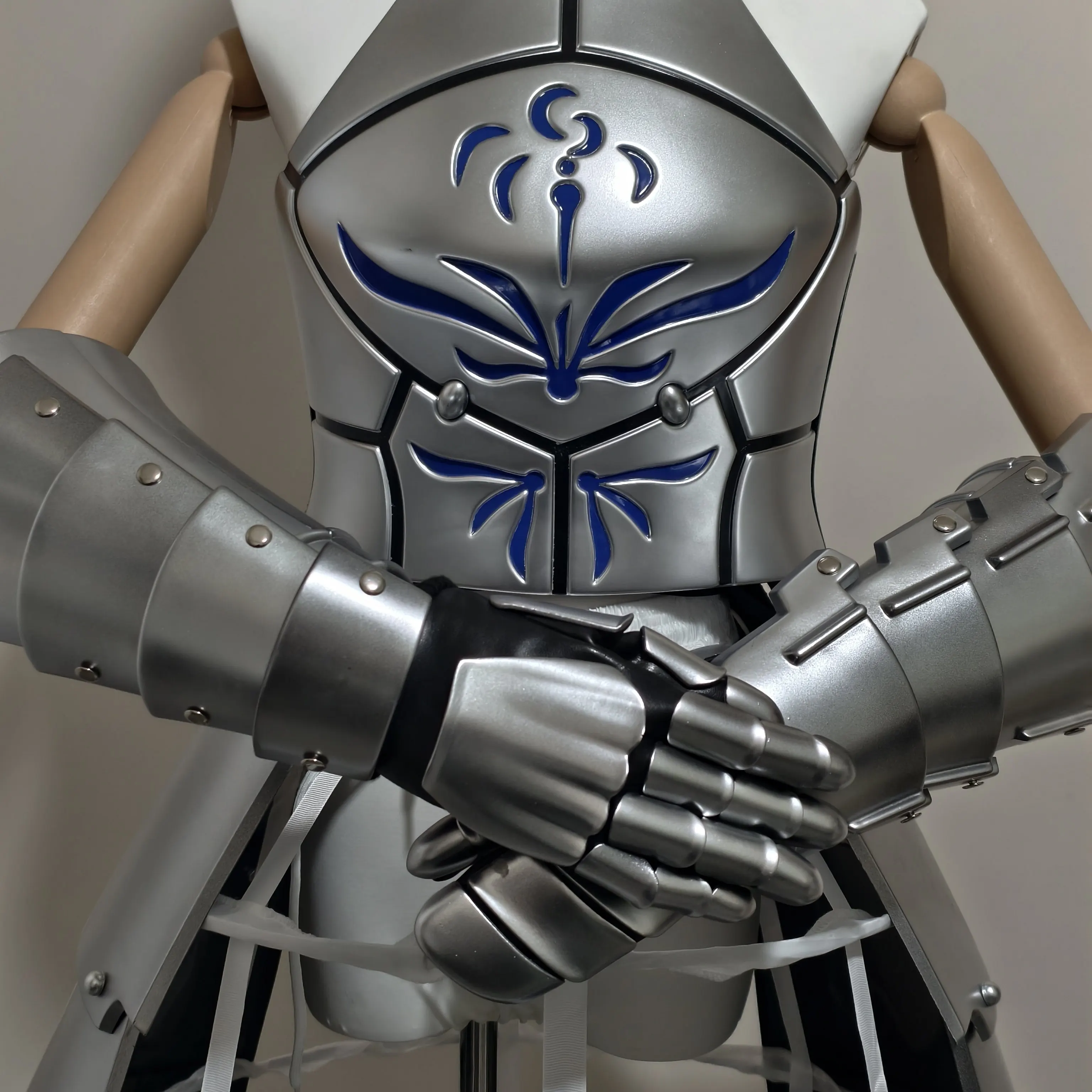 

Полный комплект косплей-доспехов Сэйбер Альтрии из Fate Stay Night: Экскалибур, Святой Грааль, Рыцарь, Король. Полный набор реквизита.