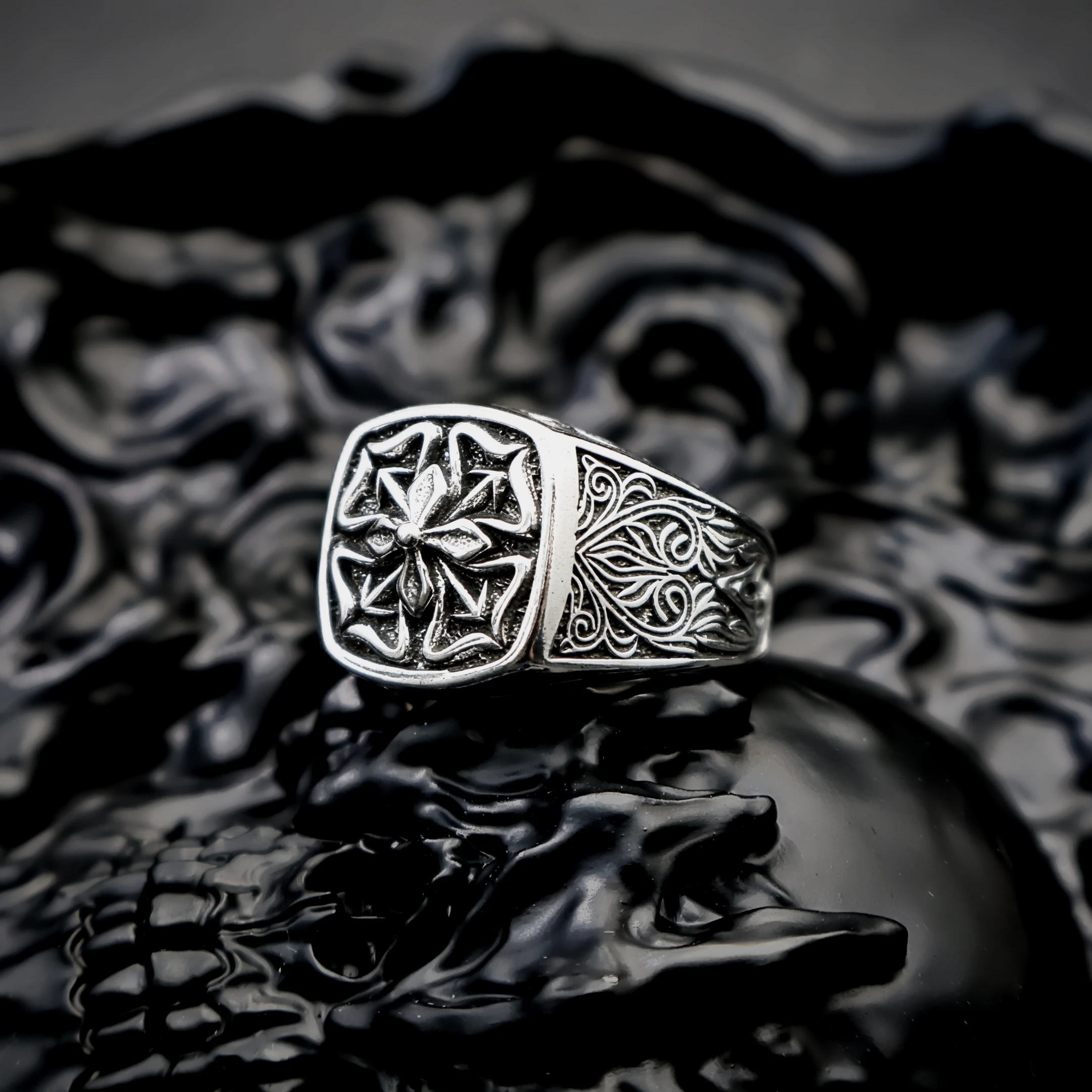 Retro „Floral Edge“ Vierblättriges Kleeblatt Verstellbarer Offener Ring für Männer, Versilbertes Messing, Gothic Punk Edgy Schmuck Accessoire Geschenk – Detail 11