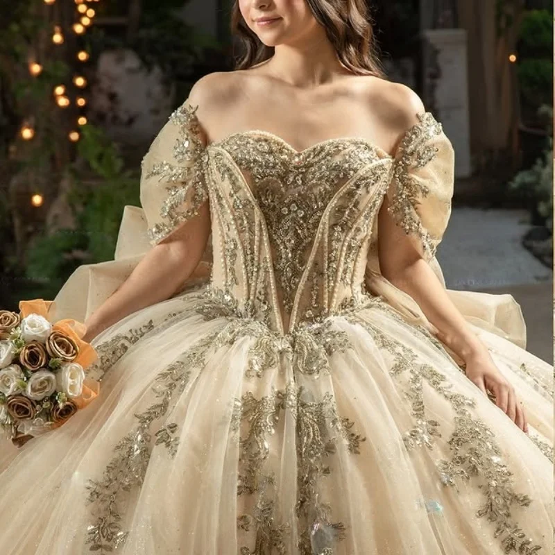 

Блестящее платье Quinceanera цвета шампанского с открытыми плечами и кристаллами, блестящий цветок, кружевной бант, длинный хвост, платья de 15, Quinceanera ﻿ Настроить