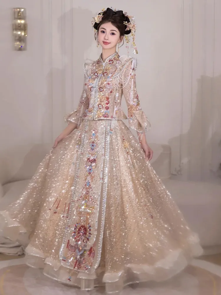 Bride's wedding dress Chinese-style attire toasting ceremony heavy industry girl