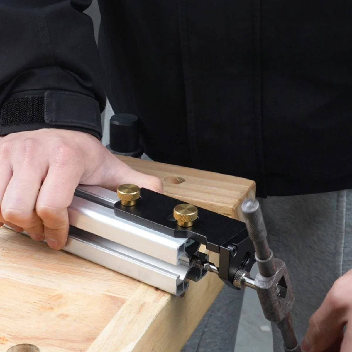 

Средство для нарезания резьбы по алюминиевому профилю, вспомогательный инструмент, ручная резьба, мебель «сделай сам», компактный ручной резьбовой универсальный локатор для приспособлений