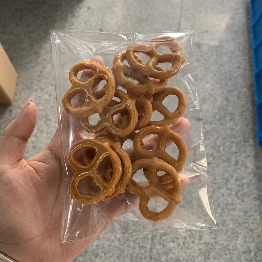 Deutsch alkalisches Wasser Brot Knoten salzig Keks Kreis Bogen Kuchen Mahlzeit Ersatz kleine Snacks Modell Party Dekoration Film Requisiten – Detail 2