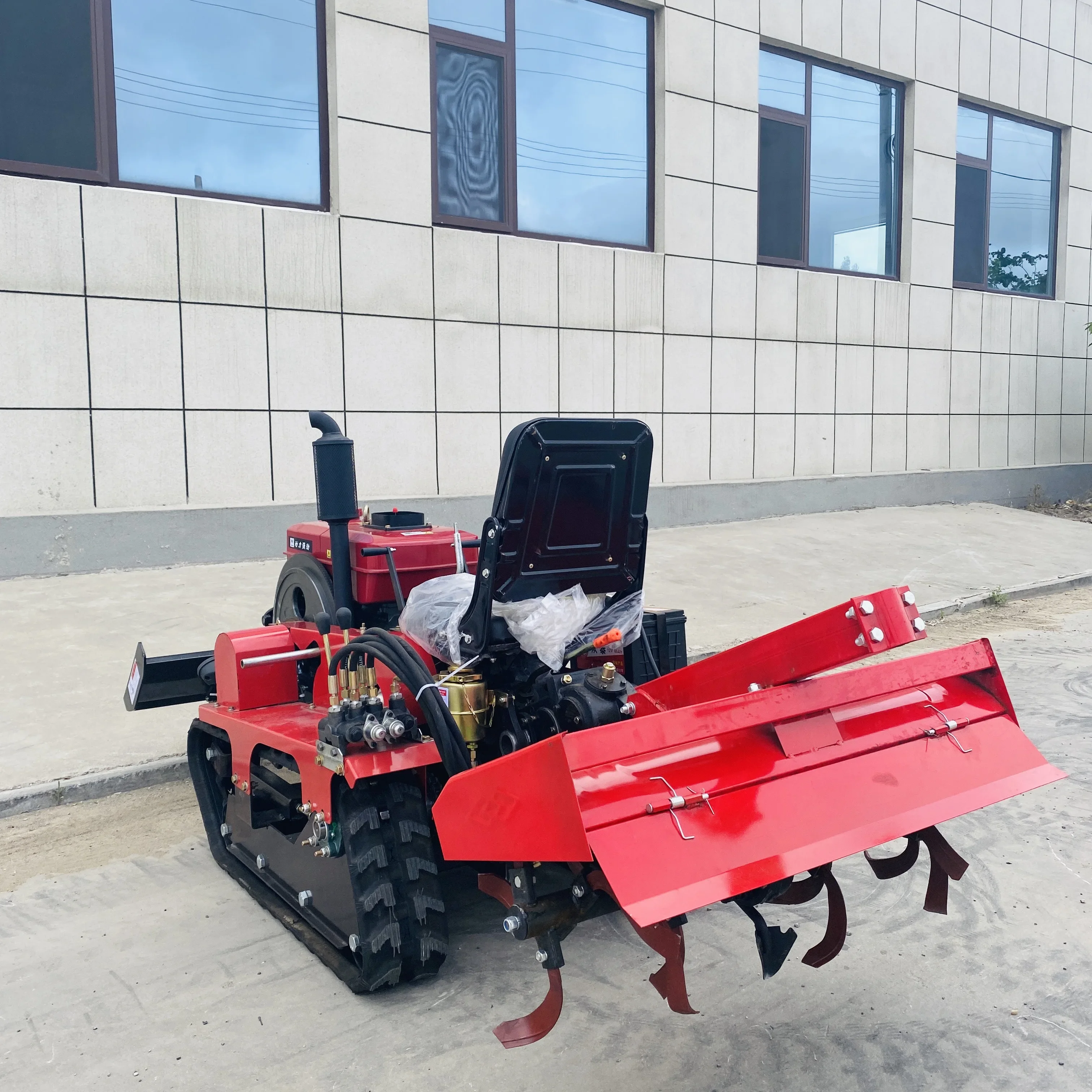 Coltivatore multifunzionale Trattore cingolato agricolo Telecomando Frutteto Serra Cingolato Motoscafo Vendita calda 35 cavalli di potenza