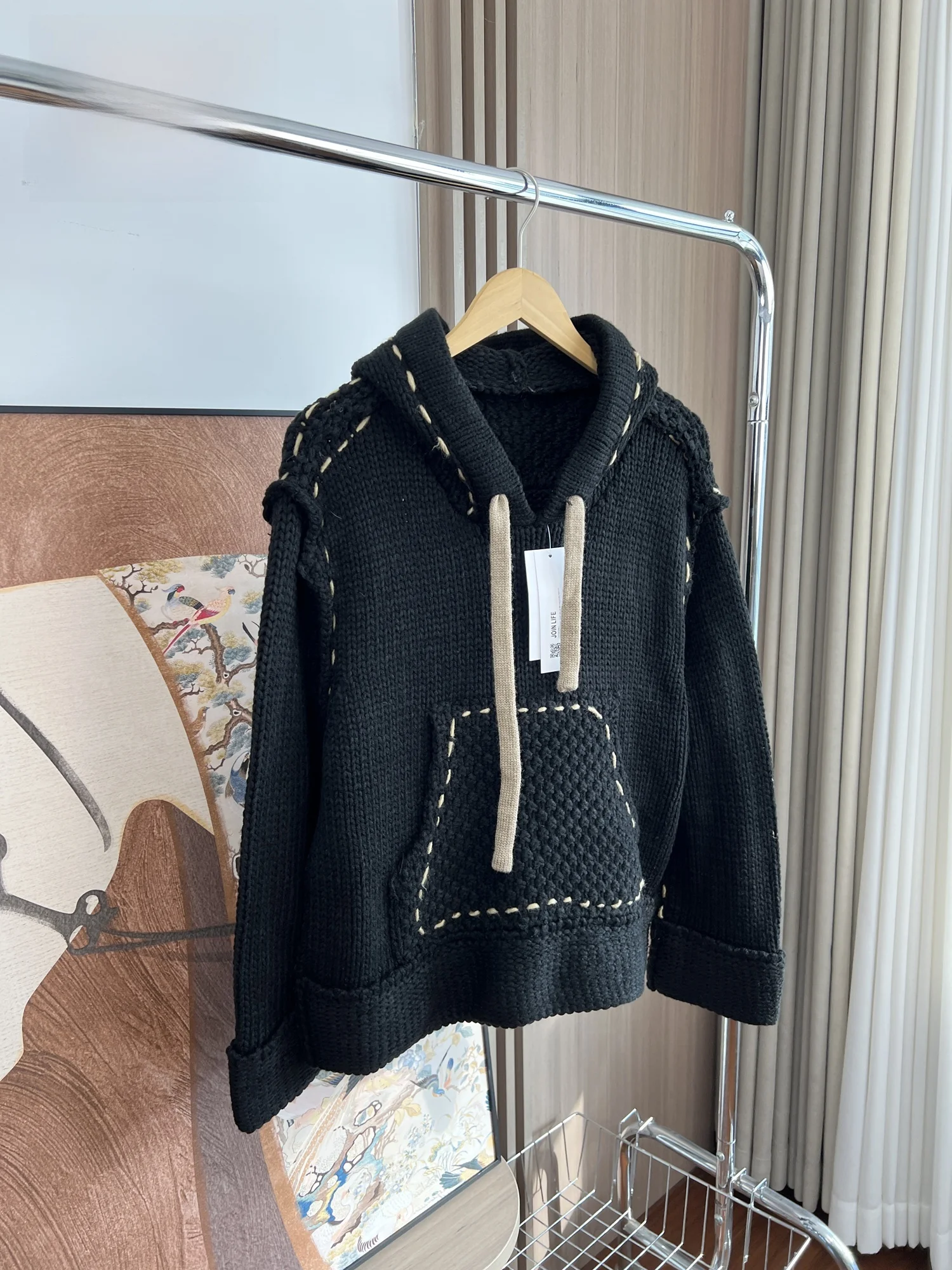 

Повседневная вязаная шапка-бини с карманом-кенгуру, цветными вставками и декоративной строчкой, унисекс, осенне-зимняя, комфортная, дышащая