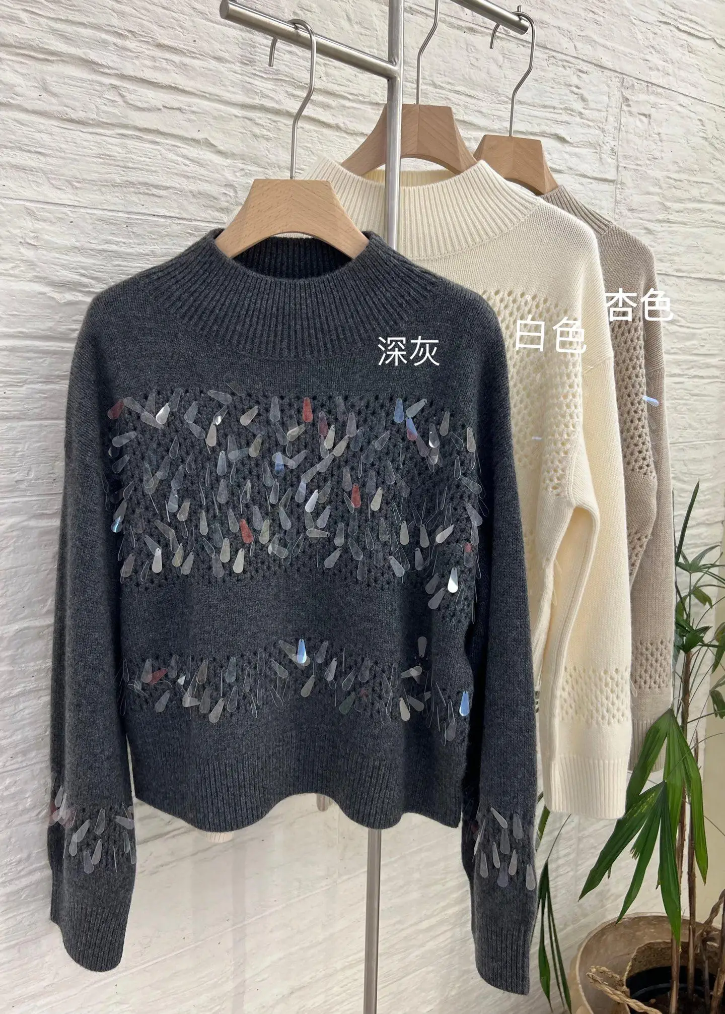 Lussuoso maglione casual versatile in puro cashmere decorato con paillettes a goccia di cristallo