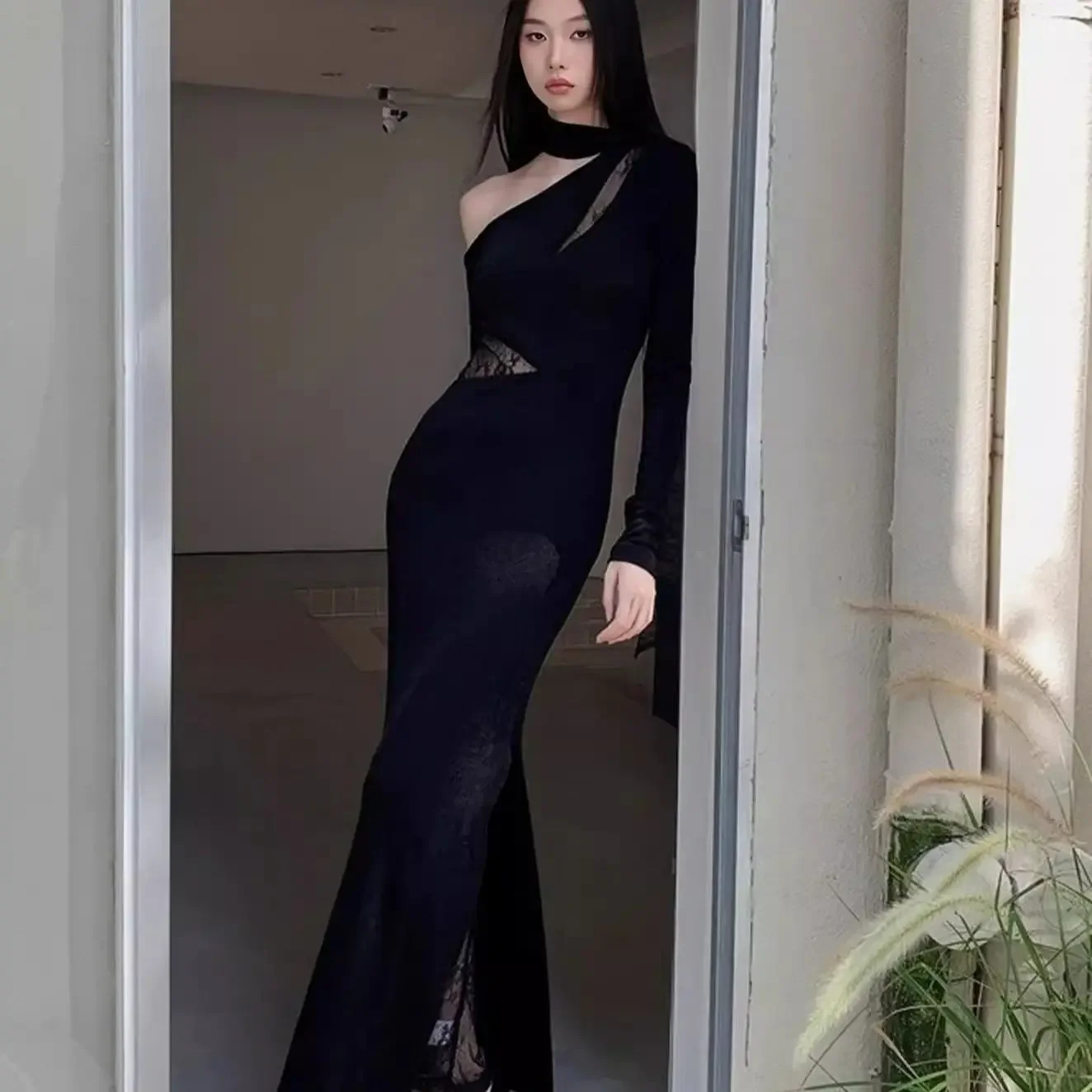 Abito da banchetto con spalle oblique e temperamento con giunture in pizzo, gonna lunga aderente e aderente