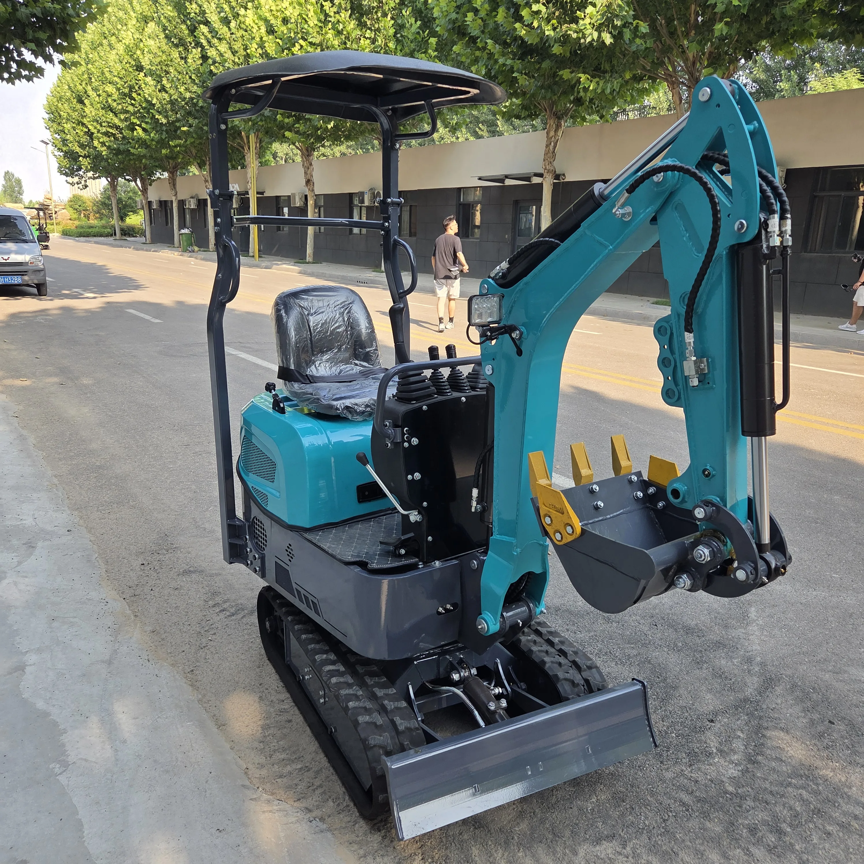 Kompakter ZONAWELL ZNW 12 Minibagger, 1200 kg, ausgestattet mit verschiedenen Hilfsgeräten für den Einsatz in mehreren Industrie