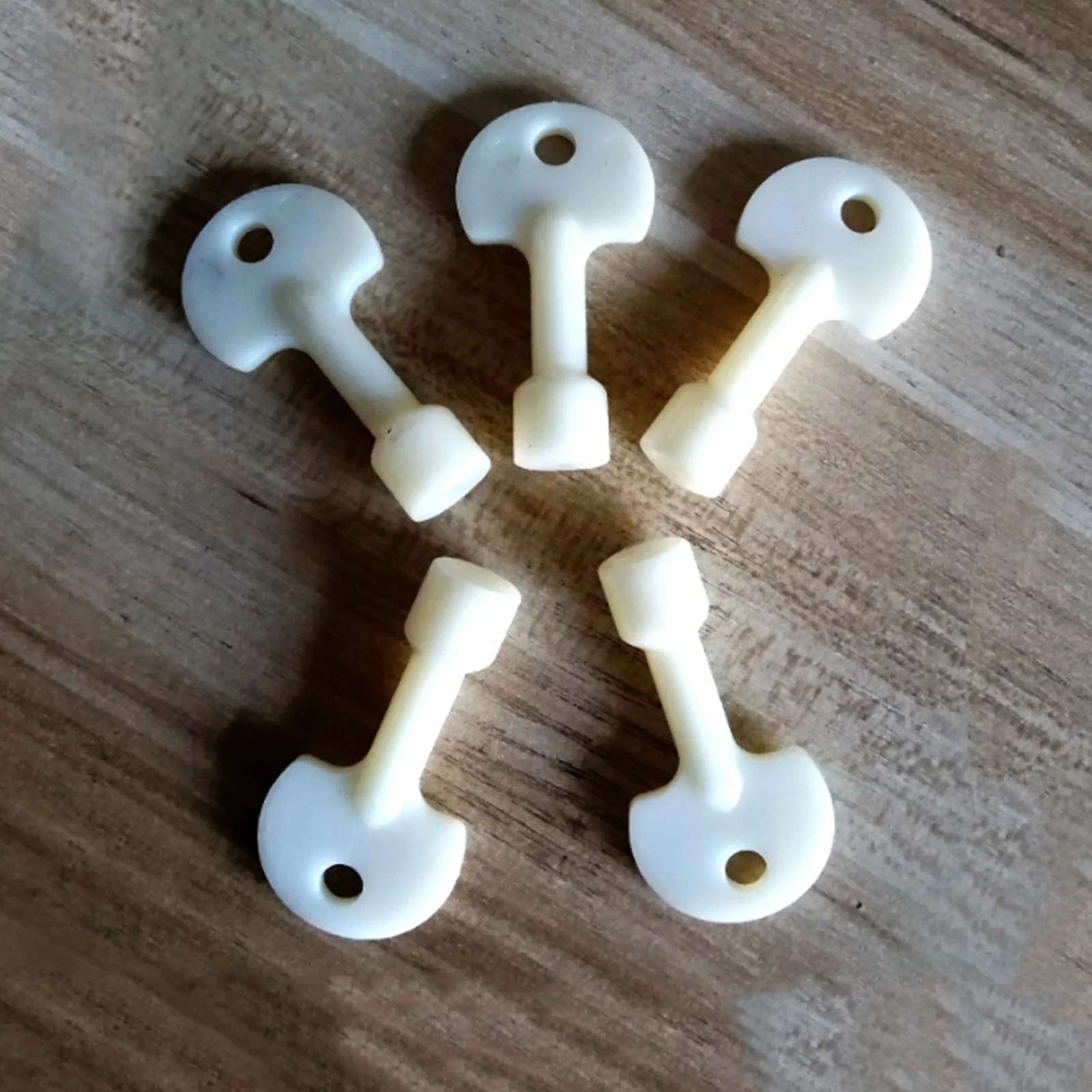 

Plastic Triangular Socket Key for Outdoor Stainless Steel Trash Can Garbage Can Locks for Animals